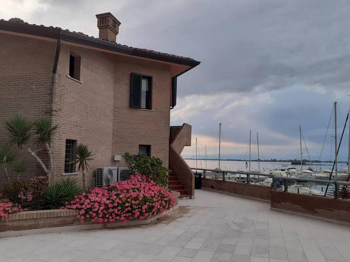 Ferienwohnung für 2 Personen, mit Terrasse und Garten sowie Pool in Grado