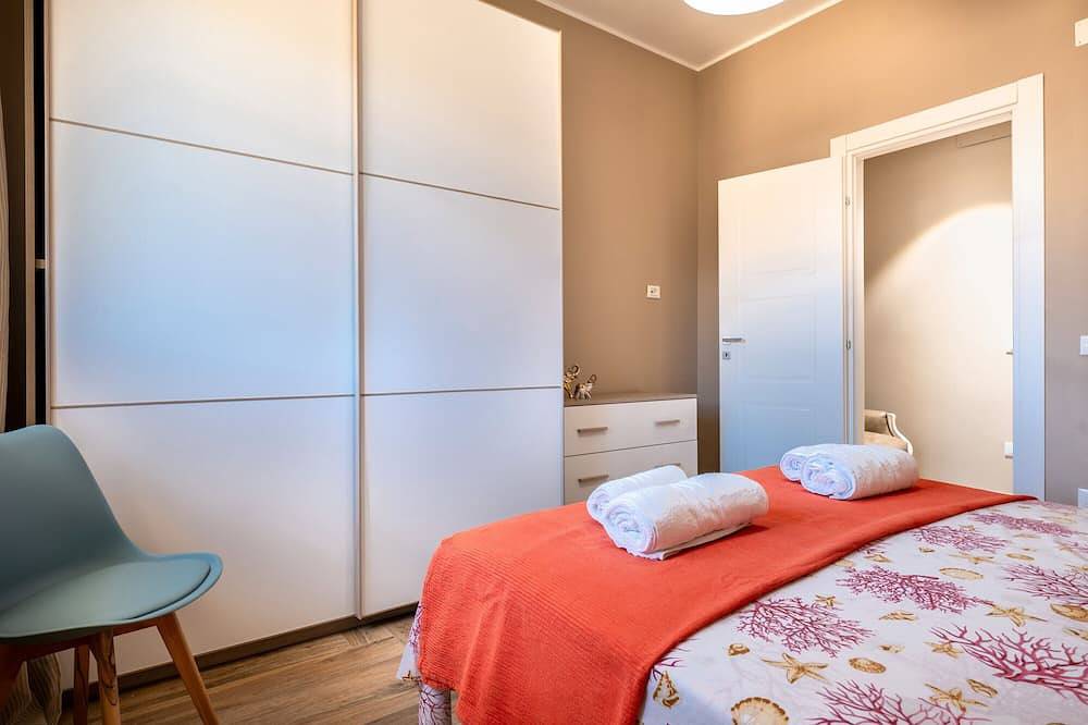 Entire apartment, Apartment 'A Casa Di Palma - 1' with Private Terrace, Wi-Fi and Air Conditioning in Pulsano, Gulf of Taranto