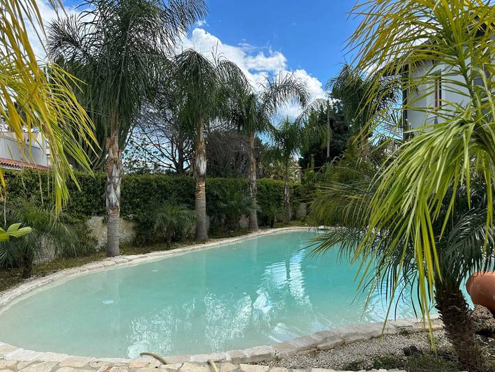Villa per 8 persone, con balcone e piscina in Fontane Bianche