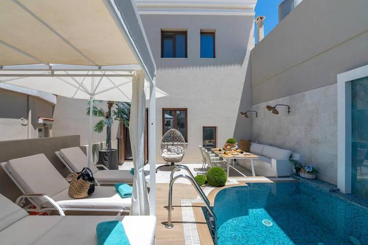 Villa für 6 Personen, mit Balkon und Whirlpool sowie Terrasse und Pool