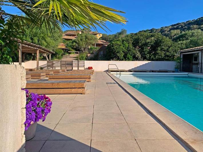 Parc de vacances pour 4 personnes, avec Terrasse et Jacuzzi ainsi que Jardin et Bassin pour enfant