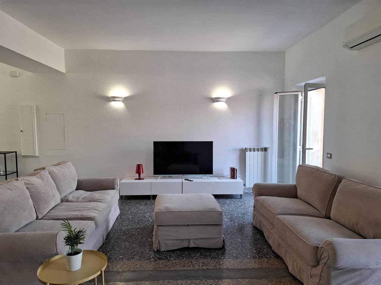 Entire apartment, Apartment 'Monti View' with Private Terrace, Wi-Fi and Air Conditioning in Rome City Center, Rome