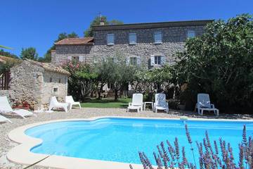 Gîte pour 12 personnes, avec jardin à Lussas