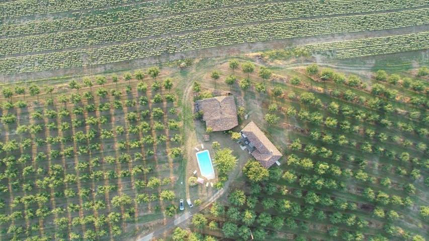 Location de vacances pour 2 personnes, avec piscine et vue ainsi que jardin et bassin pour enfant à Valeilles