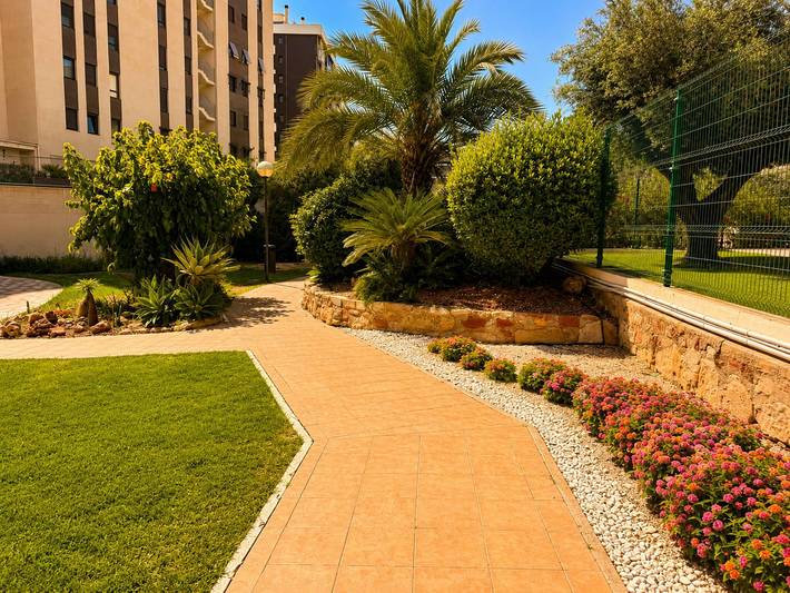 Apartamento entero, Amplio estacionamiento con piscina de 2 dormitorios cerca de la playa in Alacant, San Juan Playa (Alicante)