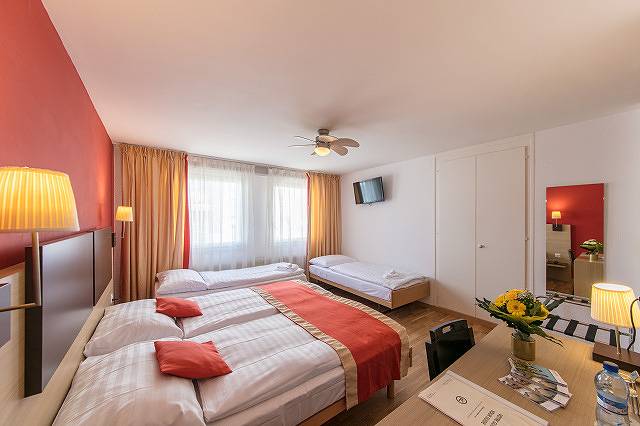 Hôtel Bon Port - Chambre triple in Montreux, Waadtland RDK