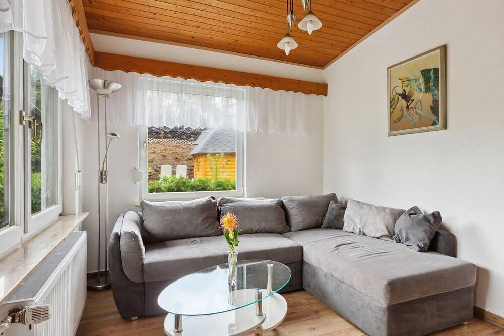 Mit naturnahen Badeteich in Nordhausen, Harzvorland