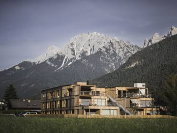 Ferienwohnung für 4 Personen, mit Sauna und Garten sowie Ausblick und Balkon am Pragser Wildsee