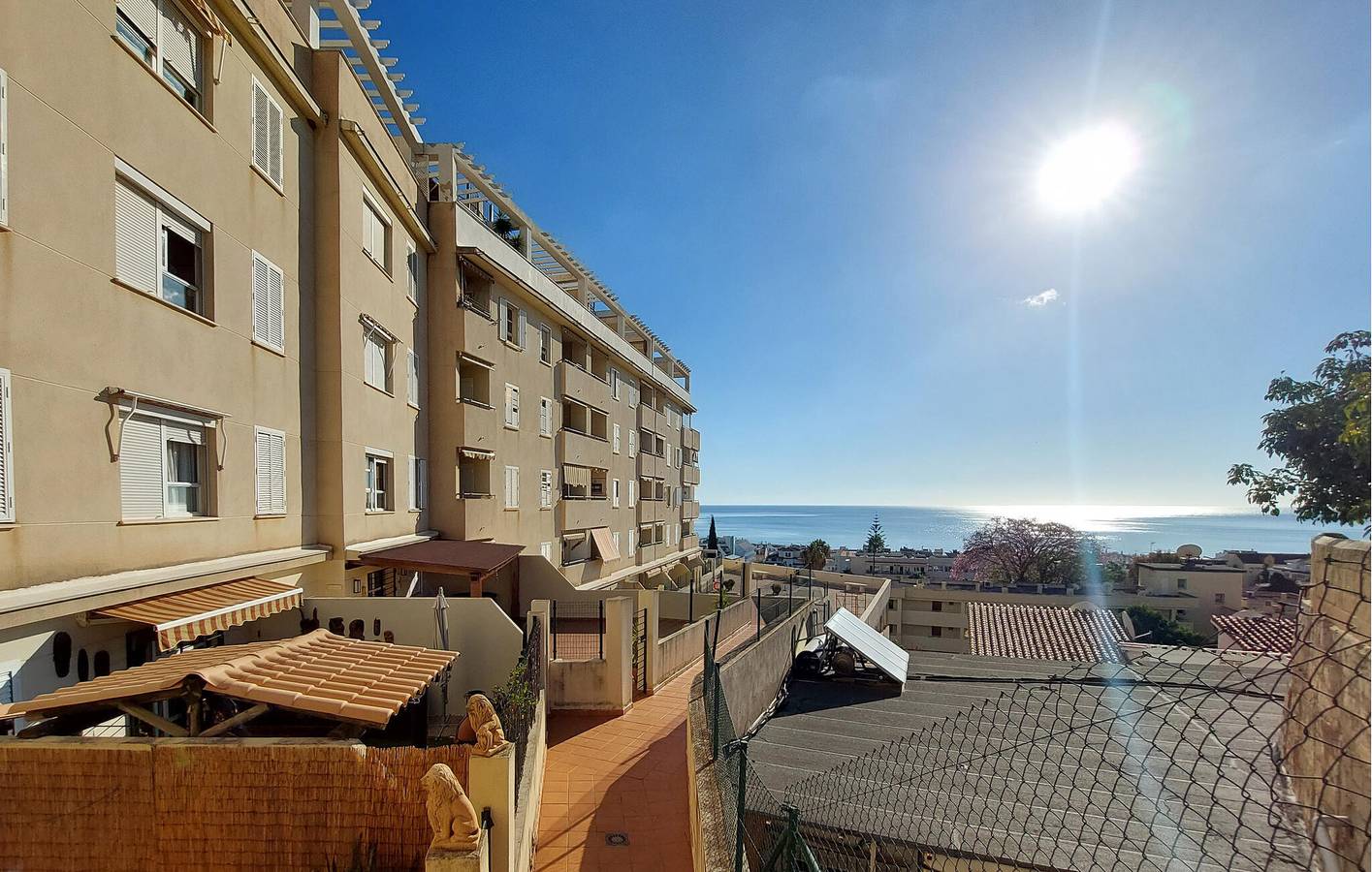 Entire holiday apartment, Sea View Apartment with Pool & Terrace, 2km to Beach in Montemar Torremolinos, Torremolinos