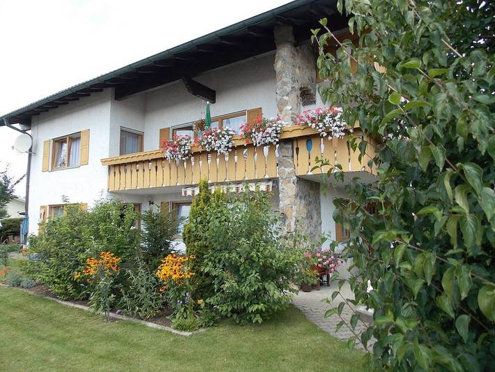 Ferienhaus für 4 Personen, mit Terrasse und Garten in Böbrach