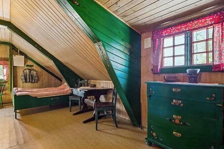 Historische Hütte am Waldrand in Årnes in Nes (Akershus)