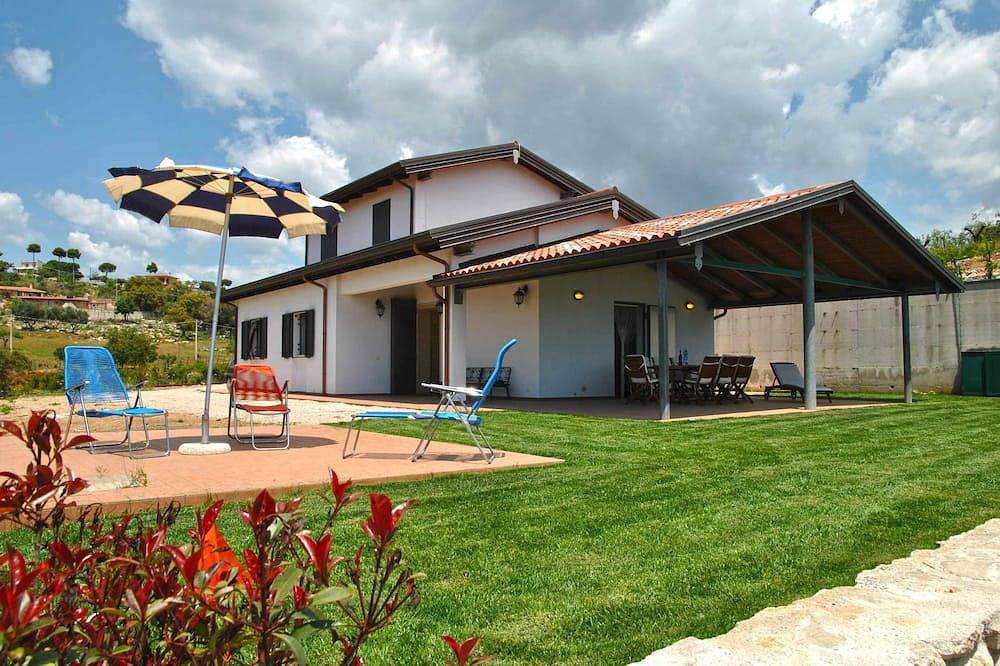 Red Roses ground floor flat in villa in Itri, Provincia de Latina