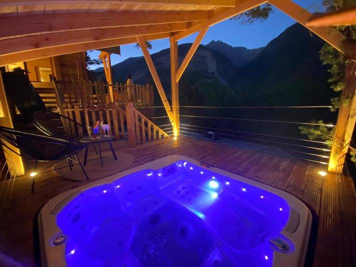 Gîte pour 4 personnes, avec Balcon et Jacuzzi ainsi que Terrasse et Jardin