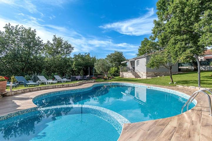 Ferienwohnung für 4 Personen, mit Pool und Terrasse sowie Whirlpool, mit Haustier