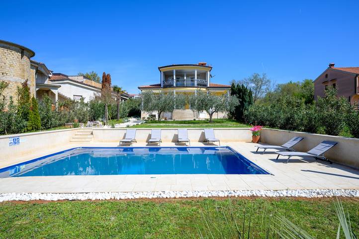 Ferielejlighed for 3 personer, med balkon og have samt pool i Istrien