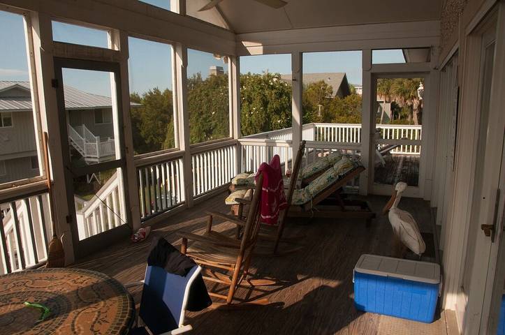 Vacation rental for 13 people, with yard and pool as well as balcony, with pets in Fripp Island