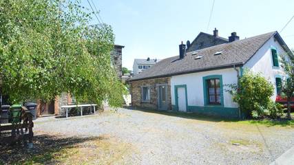 Location de vacances pour 6 personnes, avec jardin ainsi que vue sur le lac et terrasse à Vresse-sur-Semois