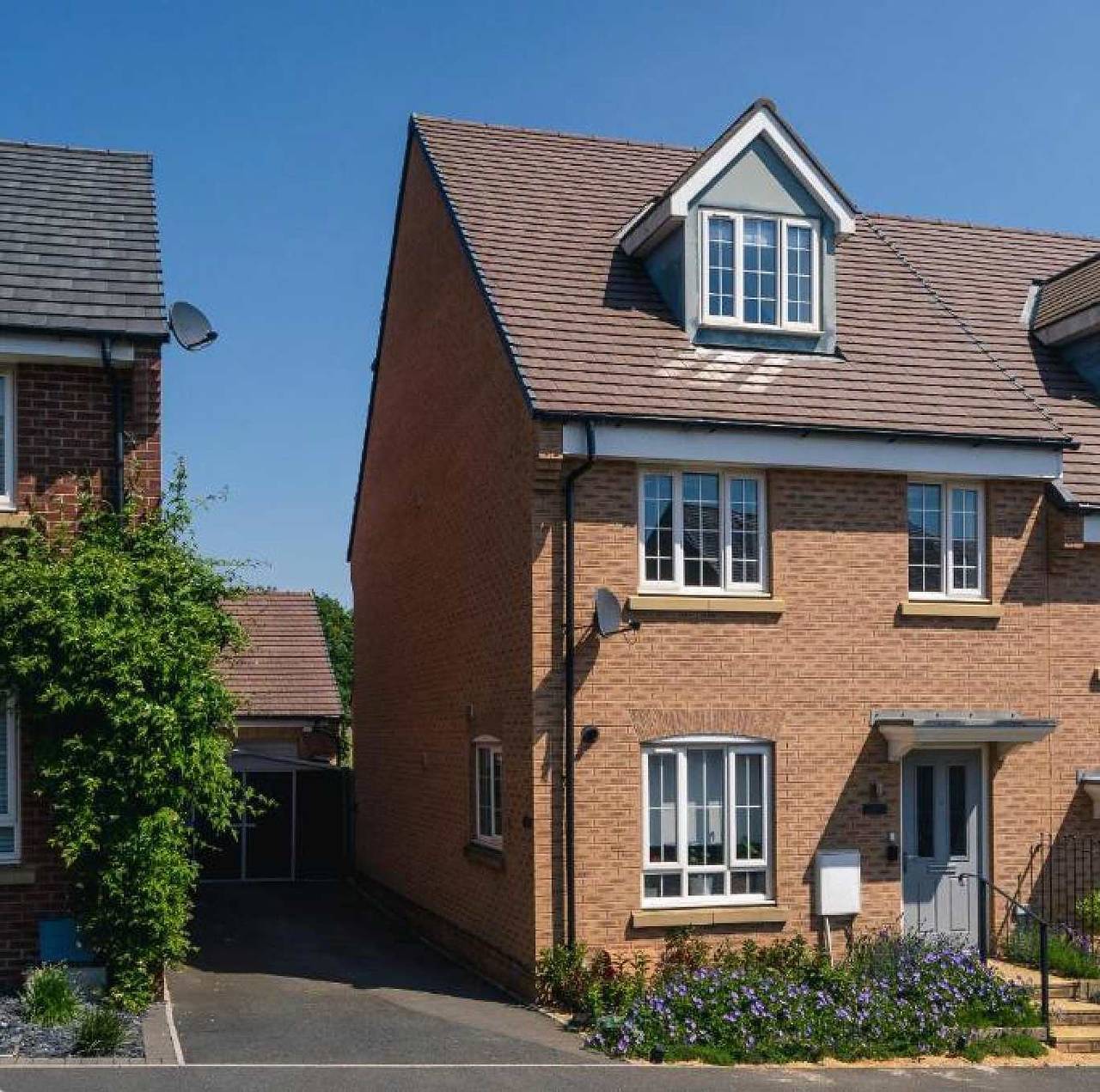 Stylish 3-Bed Retreat with Garden and Parking in Northamptonshire