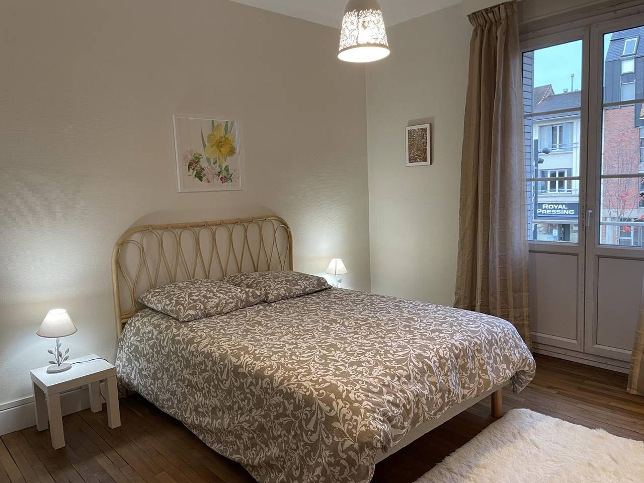 Ganze Wohnung, Lichtdurchflutetes Apartment mit Balkon in zentraler Lage, Parkplatz und modernen Annehmlichkeiten in Moulins, Allier