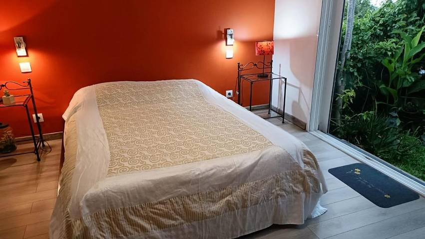 Location de vacances pour 5 personnes, avec terrasse et piscine à Saint Gilles les Hauts - 4