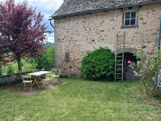 Gîte pour 2 personnes, avec Terrasse ainsi que Jardin et Vue à Junhac - 3