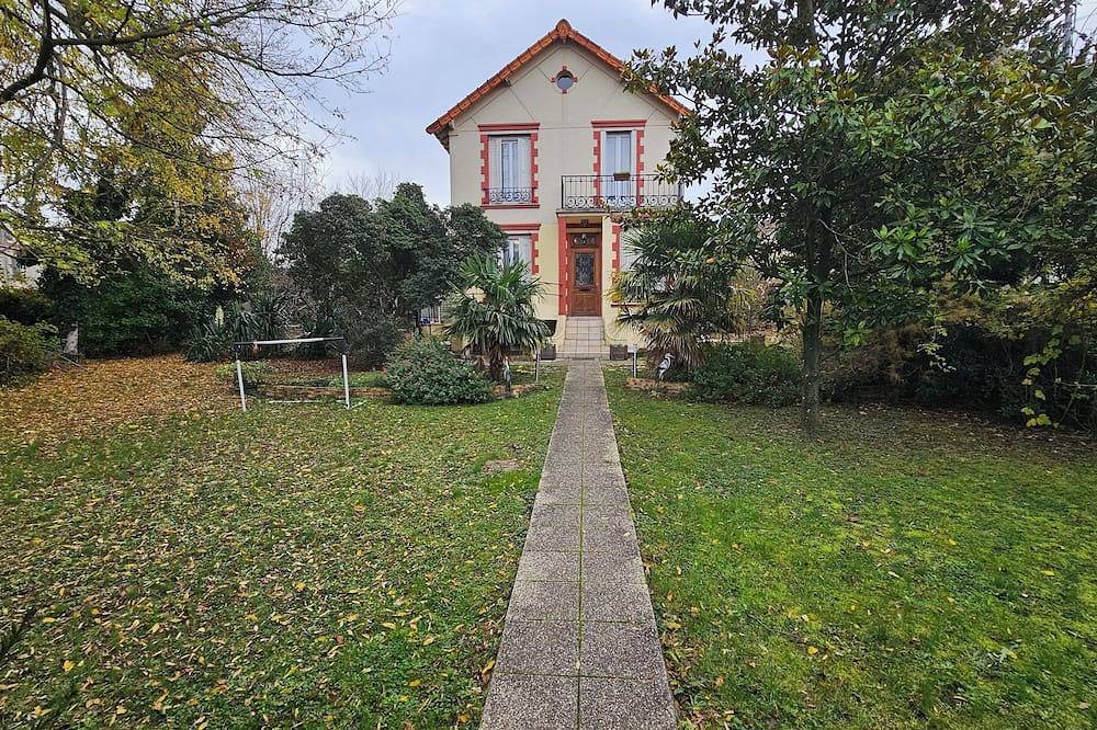 Majestic residence 20 minutes from Paris in Noisy-le-Grand, Seine-Saint-Denis