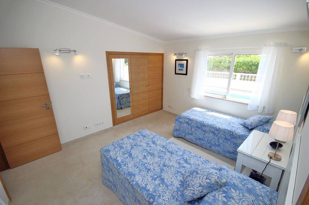 Luxuriöse freistehende Villa mit 4 Schlafzimmern und Meer-, Golf- und Bergblick in Vale do Lobo, Almancil