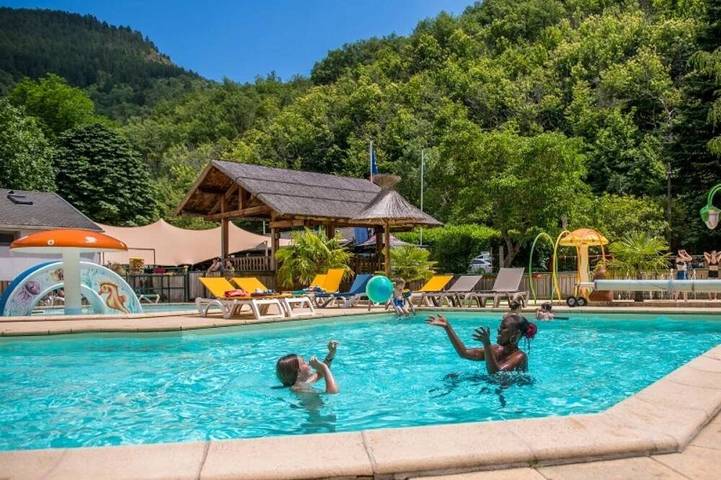 Zecamping 3* animé piscine chauffée locatif Bbq 25m2 in Florac-Trois-Rivières, Cevennen