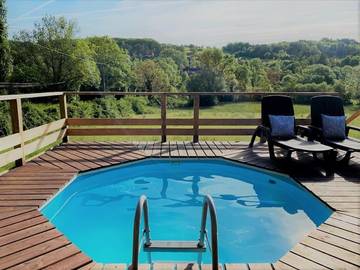 Gîte pour 2 personnes, avec jardin ainsi que piscine et vue à Plazac