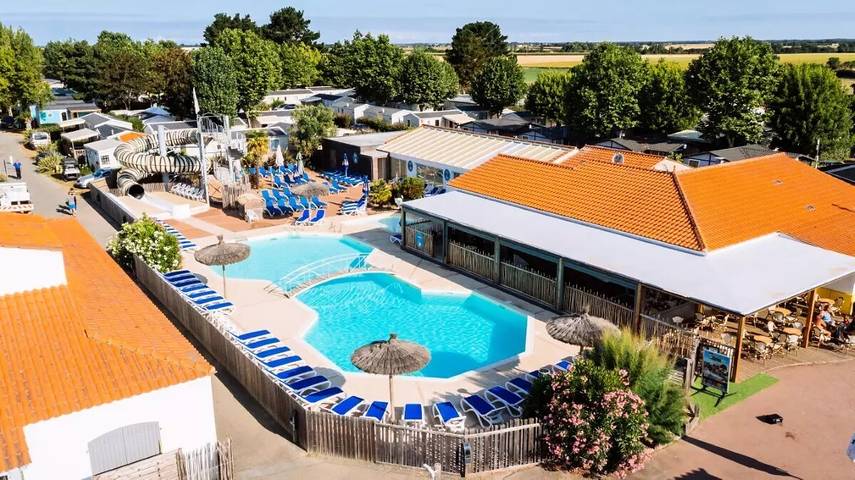 Camping pour 4 personnes, avec piscine et terrasse