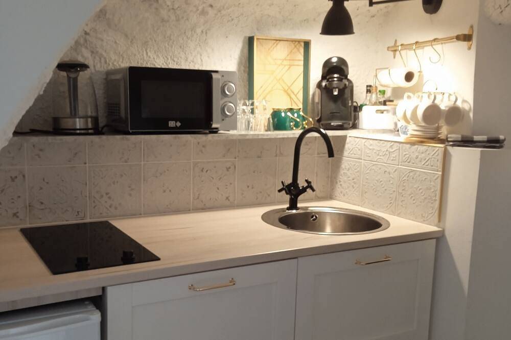 Apartamento entero, Studio in village house with small courtyard in Marguerittes, Region de Nimes