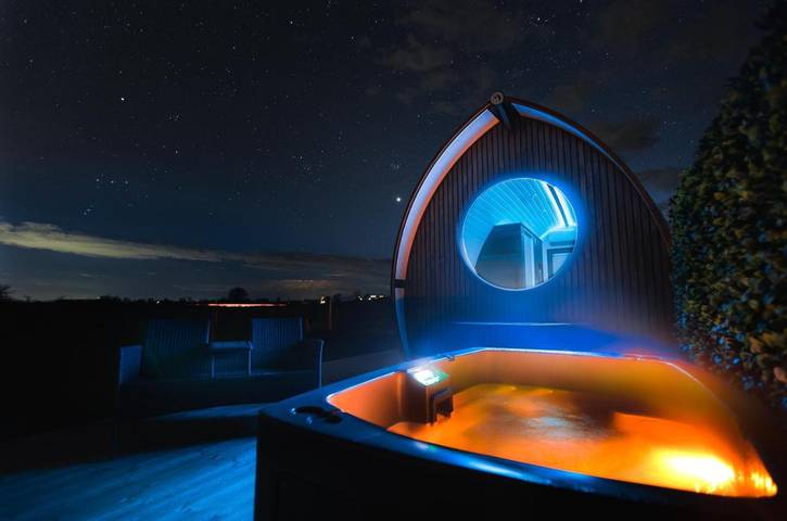 Glamping for 2 people, with Hot tub and Terrace as well as Garden and View in Stirling region