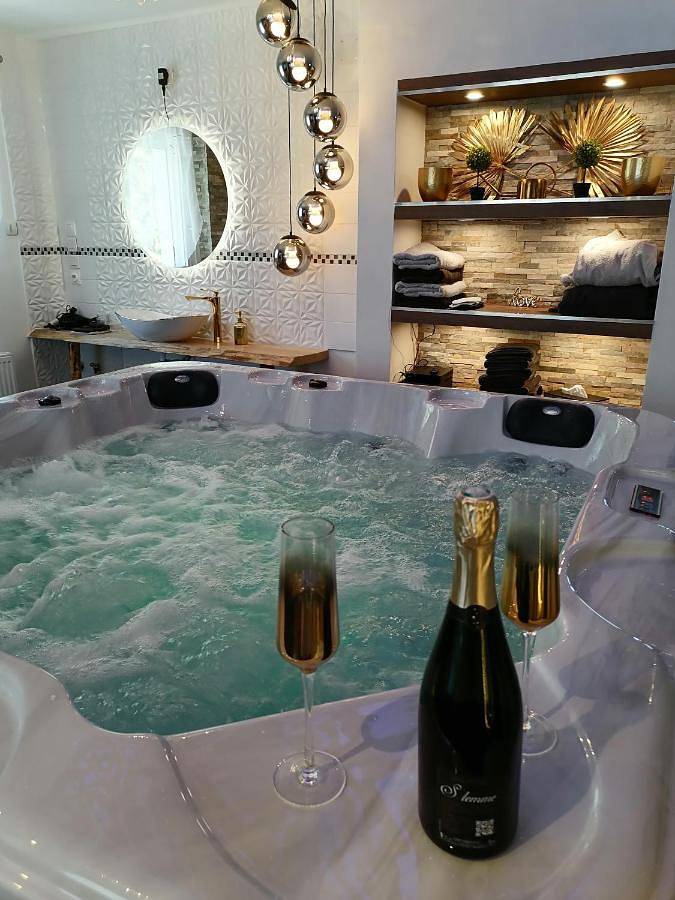 Gîte pour 2 personnes, avec sauna et terrasse ainsi que jardin et jacuzzi à Pompaire