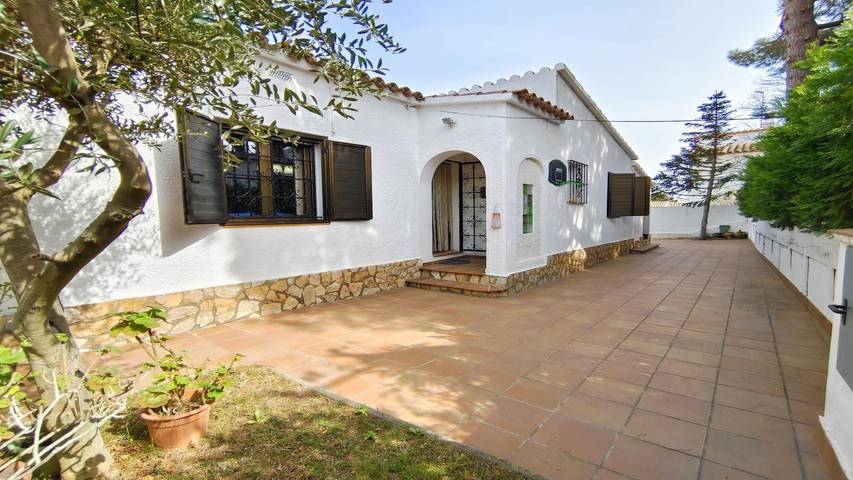 Location de vacances pour 6 personnes, avec terrasse et jardin, animaux acceptés à L'Escala - 4