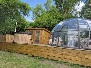 Tente pour 4 personnes, avec jacuzzi et jardin dans l' Aisne