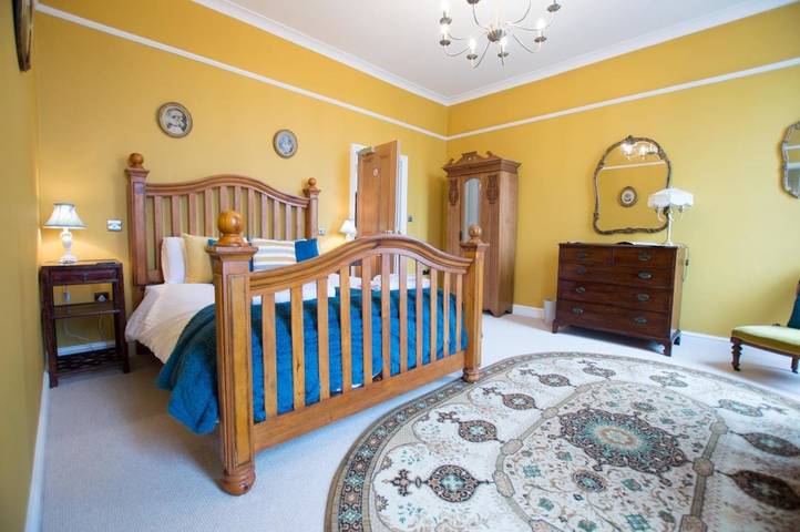 Bed and breakfast for 2 people in Cheltenham