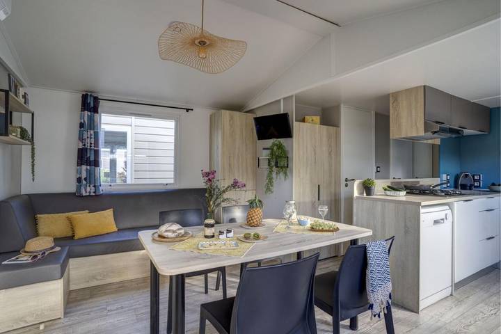 Camping pour 6 personnes, avec terrasse ainsi que jardin et piscine, animaux acceptés à Portiragnes - 3