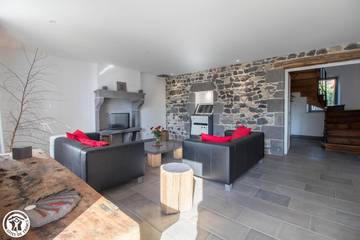 Gîte pour 12 Personnes dans Charbonnières-les-Varennes, Parc naturel régional des Volcans d'Auvergne, Photo 3