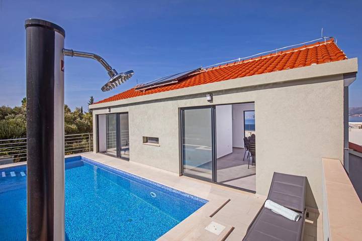 Villa pour 10 personnes, avec Balcon et Terrasse ainsi que Jardin et Piscine à Cavtat - 4