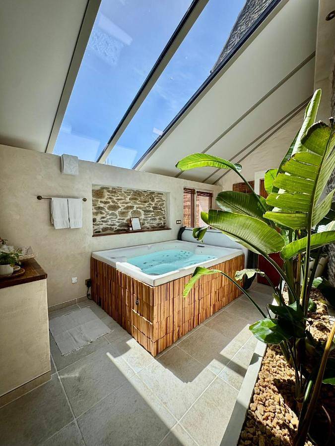 Location de vacances pour 2 personnes, avec Jacuzzi et Terrasse ainsi que Jardin et Vue à Urville-Nacqueville