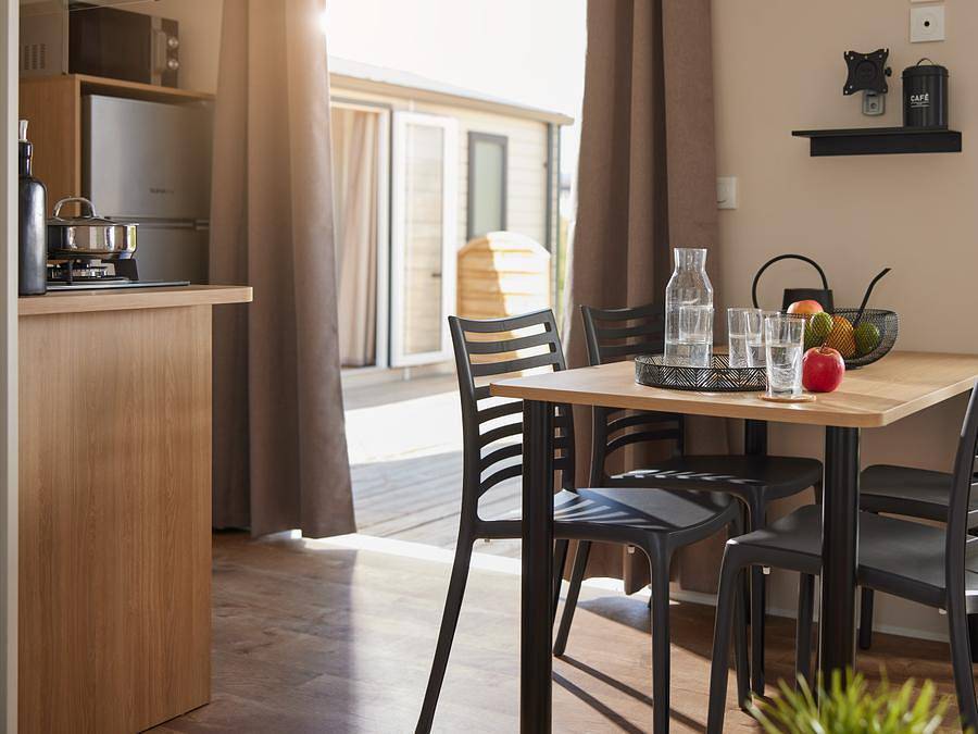 Flower Camping Le Kerleyou - Mobilhome 4 personas - Homeflower Premium 29m² - 2 habitaciones + terraza cubierta 21m² + Clim + Tv + sábanas + toallas 4 pers. in Douarnenez, Iroise