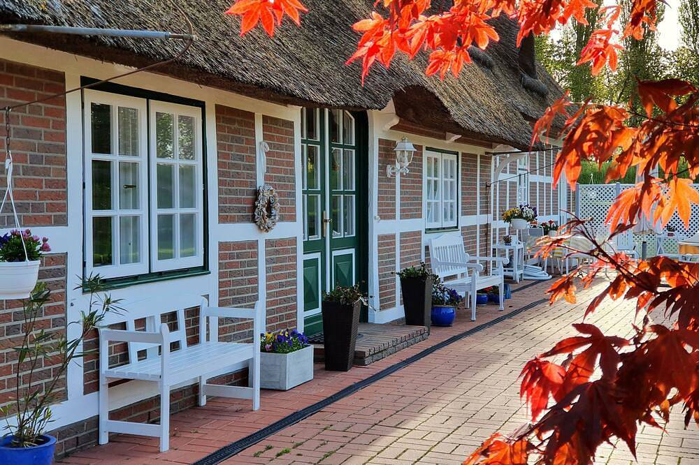 Gemütliche Familienpension mit viel Platz unter Reetdach direkt am Deich in Oberndorf-Oste, Landkreis Cuxhaven