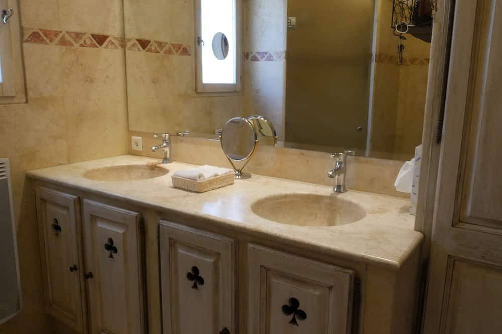 Near Aix en Pce Comfortable air-conditioned villa with private heated pool. in Fuveau, Aix-en-Provence region