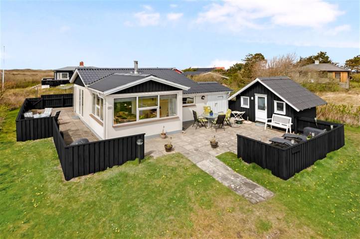 Ferieudlejning for 4 personer, med terrasse i Lakolk