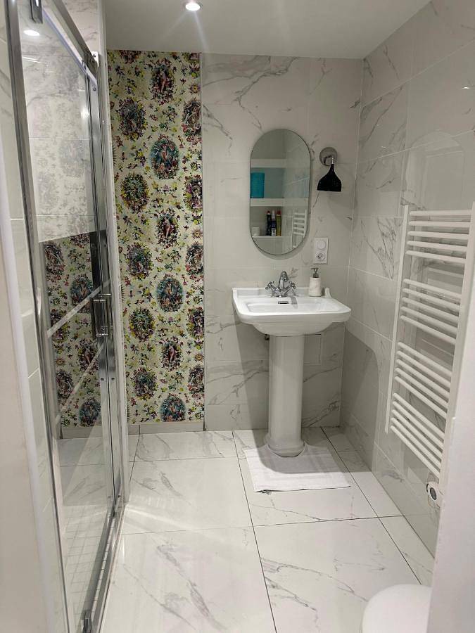 Gîte pour 2 personnes, avec piscine ainsi que vue et terrasse à Passage - 3