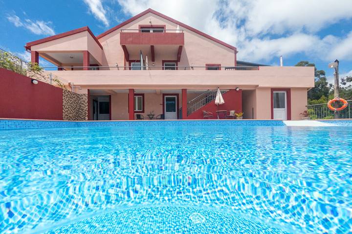 Ferienhaus für 18 Personen, mit Balkon/Terrasse und Terrasse sowie Garten und Pool