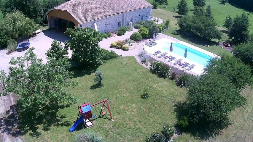 Location de vacances pour 9 personnes, avec vue ainsi que jardin et piscine à Bourran