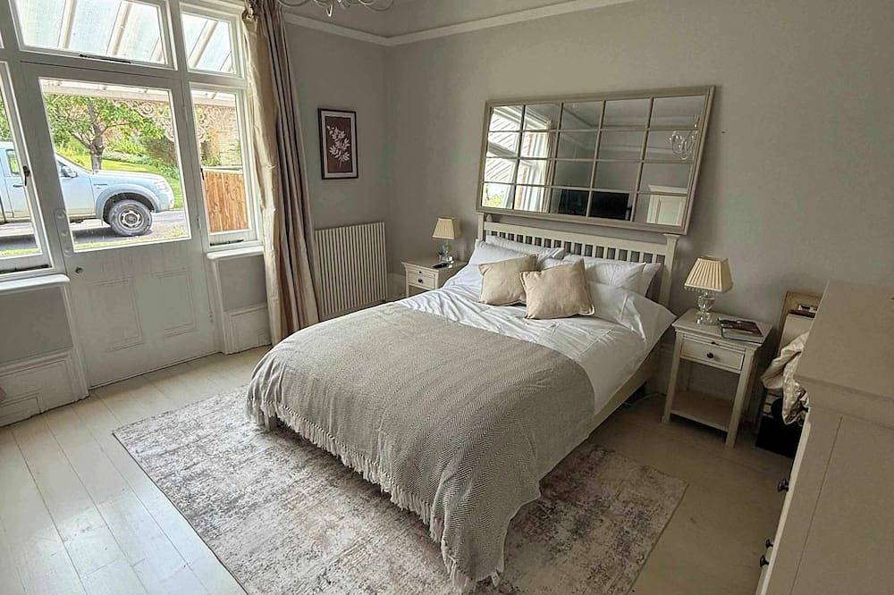 Entire apartment, Guildford Apartment with Free Parking & Garden in Guildford, Surrey
