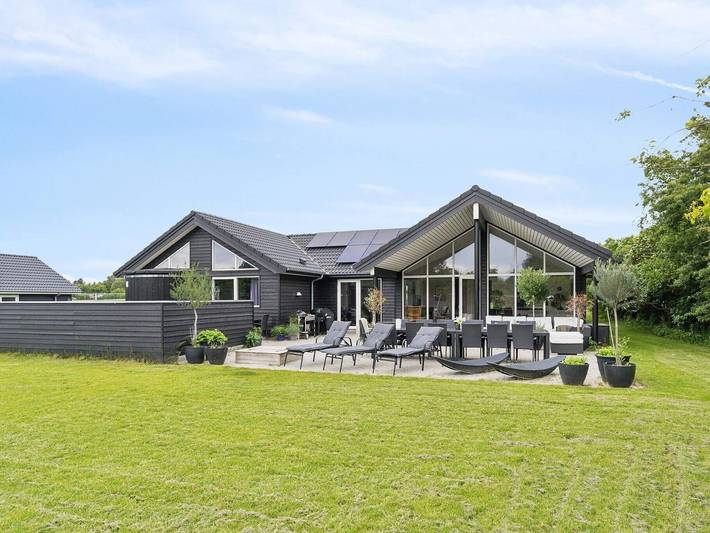 Ferienhaus für 16 Personen, mit Terrasse und Pool sowie Sauna, kinderfreundlich