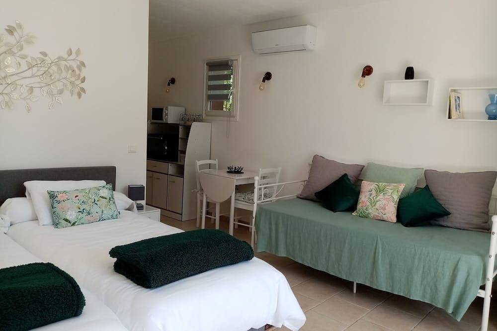 Appartement entier, Vue époustouflante, Studio au bord de la piscine dans un écrin de verdure. in Montauroux, Côte méditerranéenne (France)